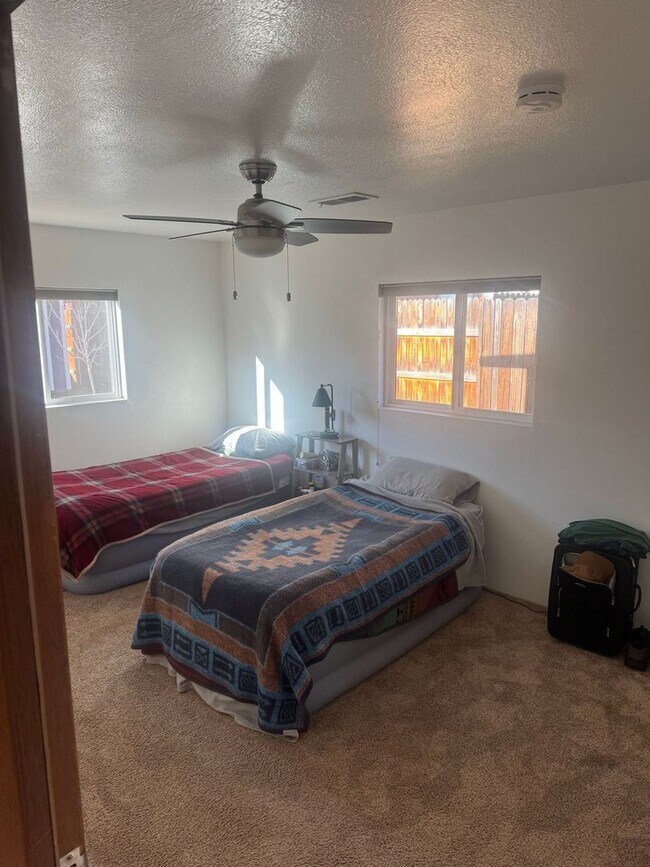 Building Photo - Cozy 2-Bedroom Home in Mountainaire | Backyard + Washer & Dryer