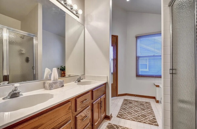 Building Photo - Comfortable Living in a Desirable Area