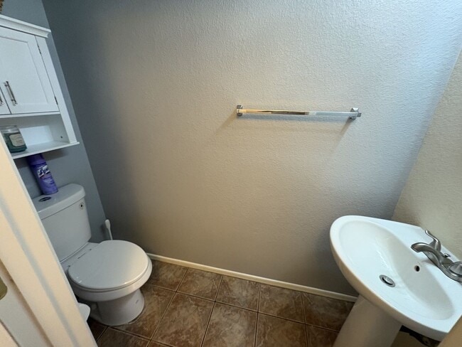 Building Photo - Convenient Location Three bedroom 2.5 baths 2 car garage