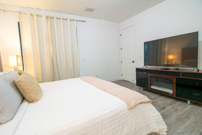 Building Photo - 15245 Brainbridge Cir