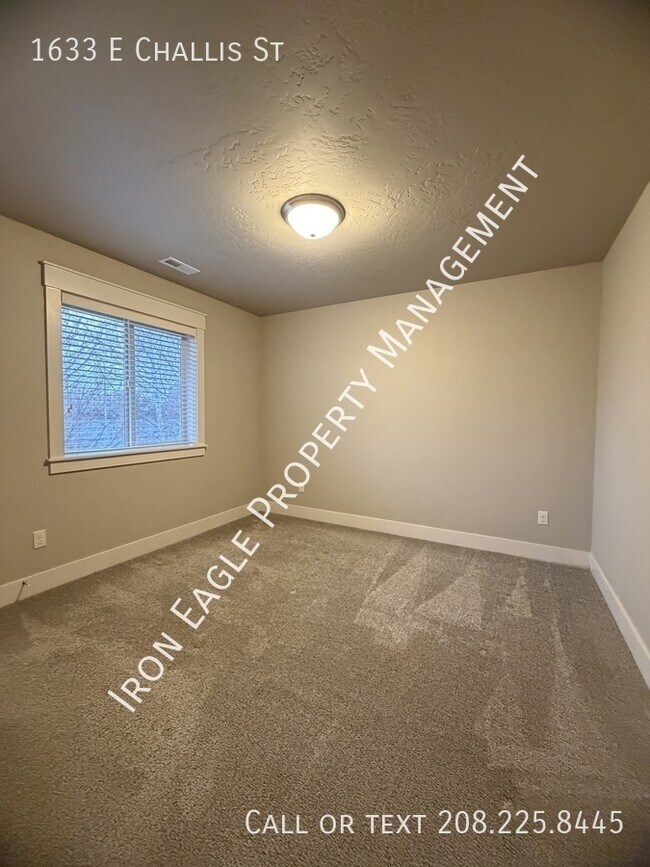 Building Photo - 1633 E Challis St