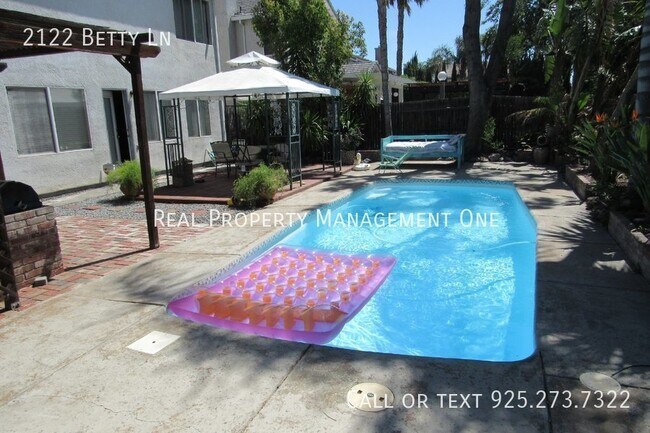 Building Photo - 2122 Betty Ln