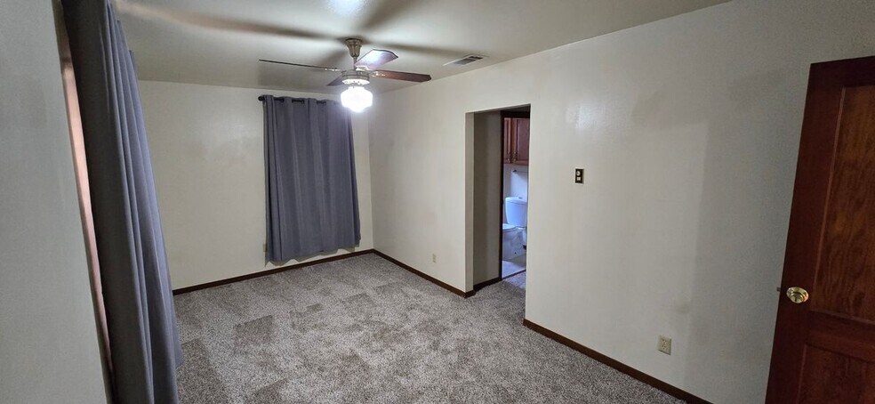 Building Photo - 5635 Millar Dr