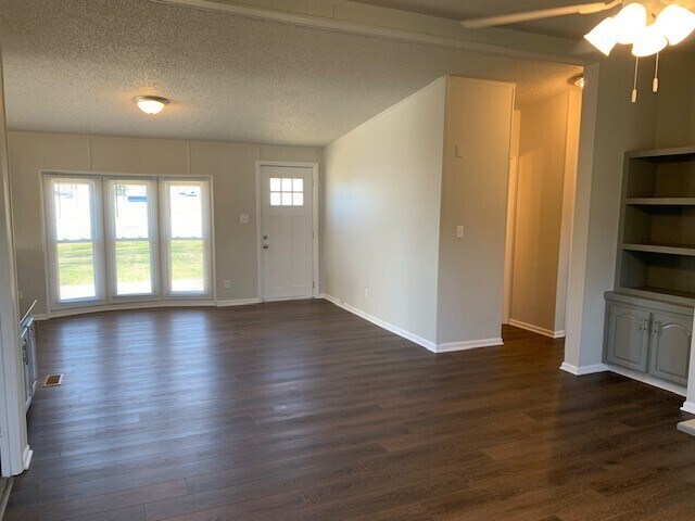 Building Photo - 4127 S Post Rd