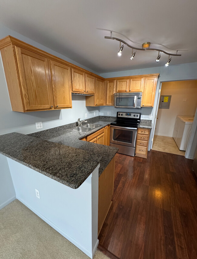 Building Photo - 5427 Twin Oaks Dr
