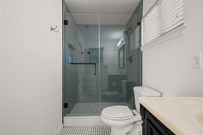 Building Photo - 3203 S Oak Dr