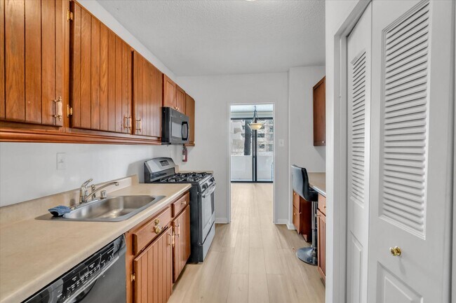 Building Photo - 4141 Henderson Rd