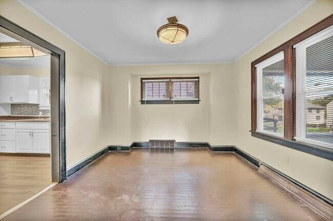 Building Photo - 1148 La Croix Ave