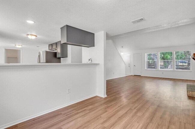 Building Photo - 9611 Meadowheath Dr