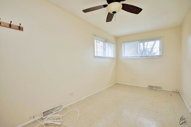 Building Photo - 39271 N Lake Ave