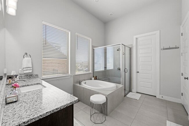 Building Photo - 181 Village Oak Dr