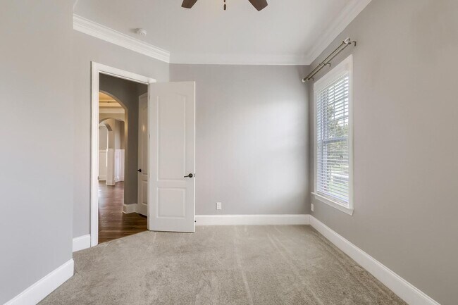 Building Photo - 5 Bedroom single family home in Mooresville