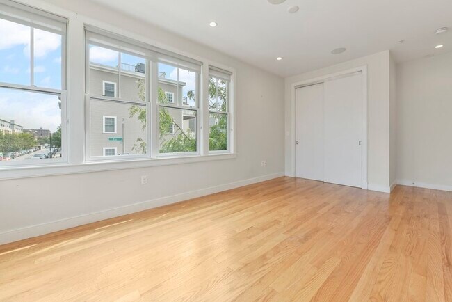 Building Photo - 283 C St