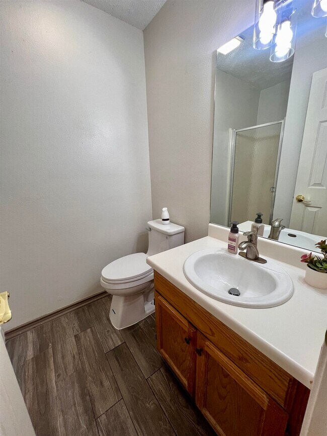 Building Photo - 104 Belaire Dr