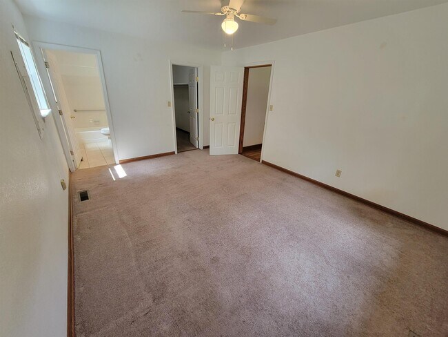 Building Photo - 1526 Highland Dr
