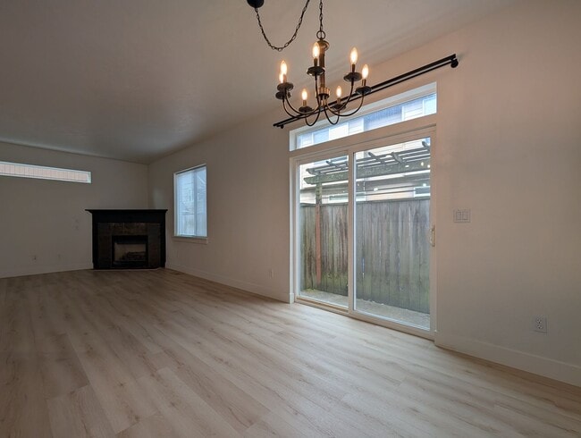 Building Photo - Beautiful 3+ Bedroom, 3 Bath Home With An ...