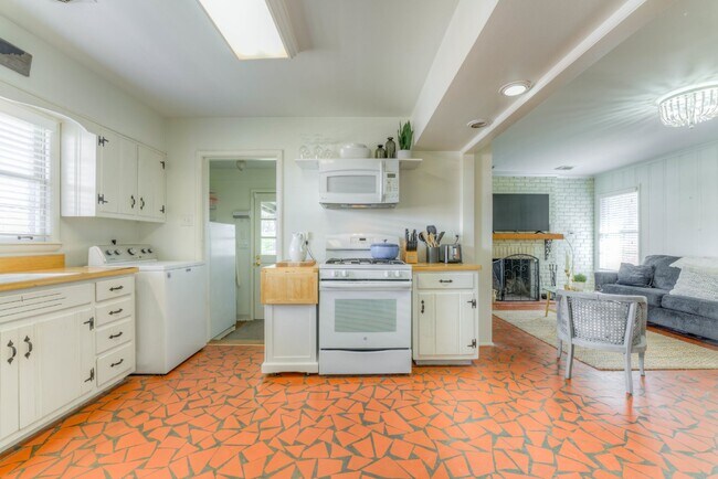 Building Photo - Colonial Acres East Memphis cutie! 3 bedrooms and tons of updates! Appliances included.