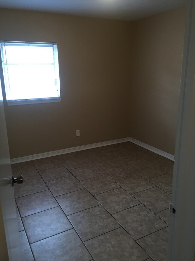 Building Photo - Three Bedroom One Bath