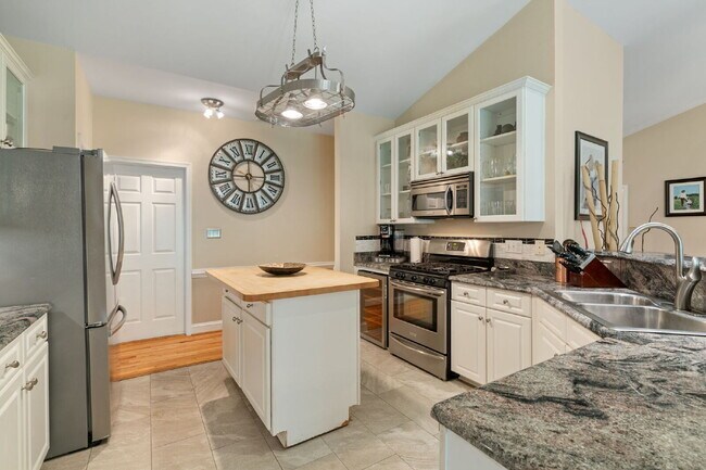 Building Photo - ***Amazing opportunity to rent this beauti...