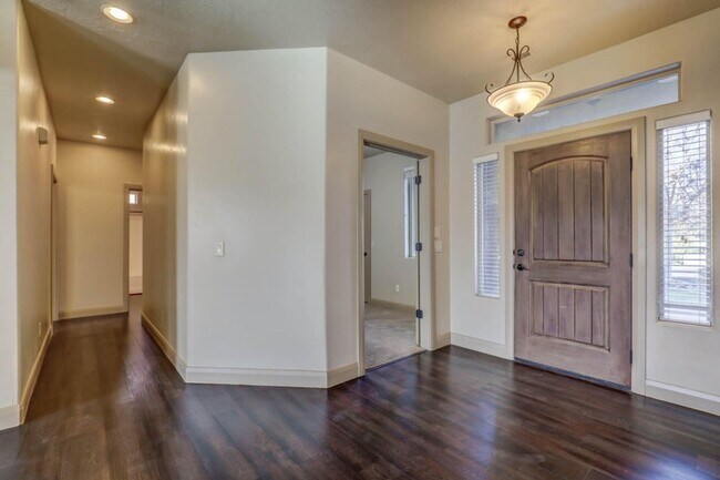 Building Photo - Beautifully Designed 5 Bedroom Home in Was...