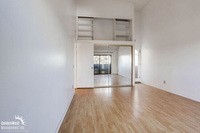Building Photo - Bright & Airy 2Bdm 1Ba Townhome in San Diego!