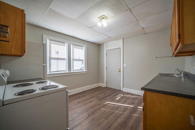 Building Photo - 1451 N 6th St