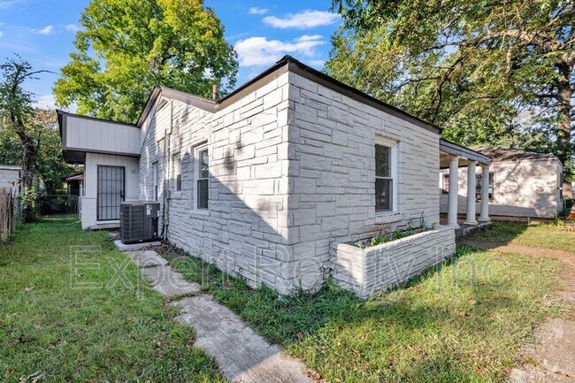 Building Photo - 1861 Woodland Ave SW