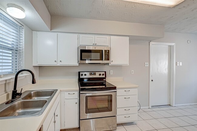 Building Photo - 24130 Silversmith Ln