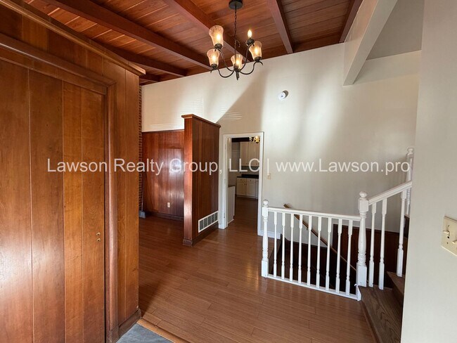 Building Photo - Beautiful Mid Century Modern Grandin Road Home