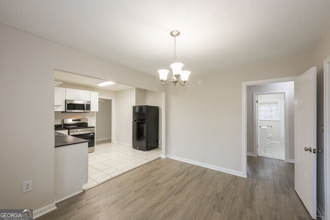 Building Photo - 2058 River Rd