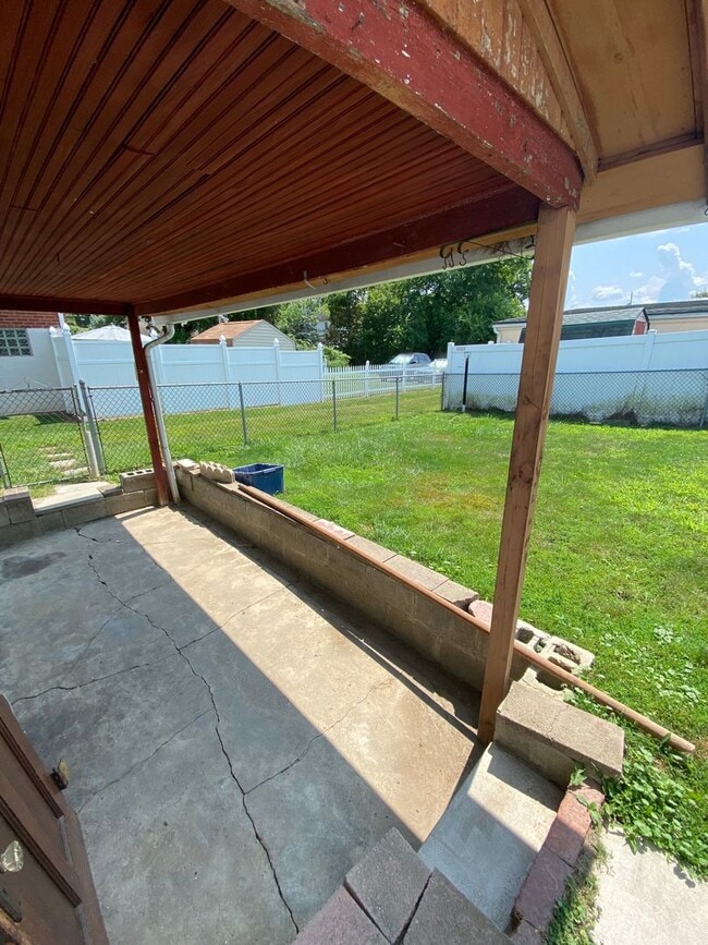 Building Photo - 4 Bedroom / 1 Bath Home For Rent!