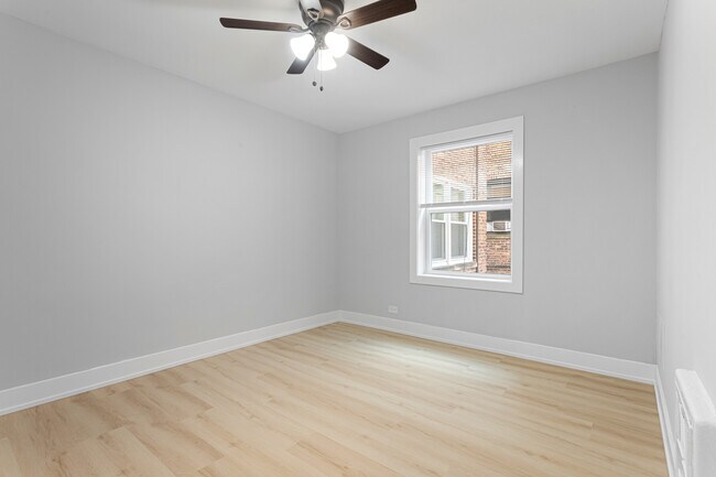 Building Photo - 7634 N Eastlake Terrace