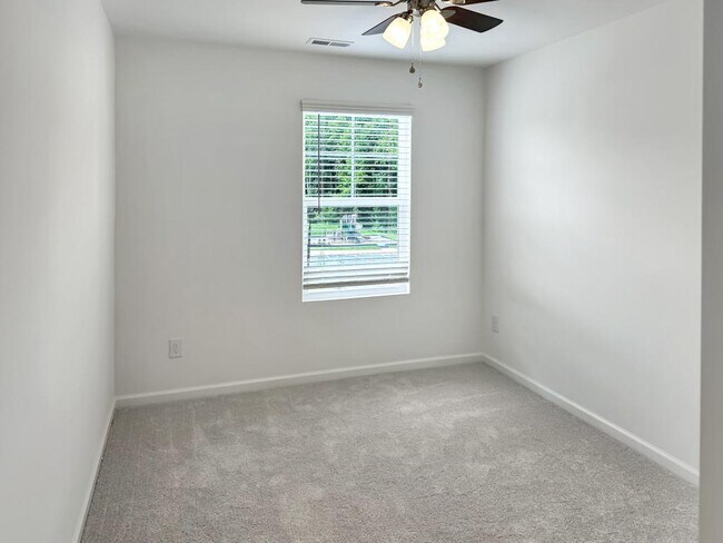 Building Photo - 515 Fran Dr
