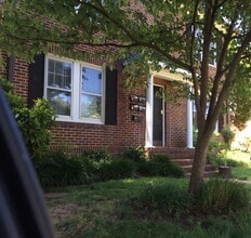 Building Photo - Pretty Condo In Highly Desirable Neighborhood