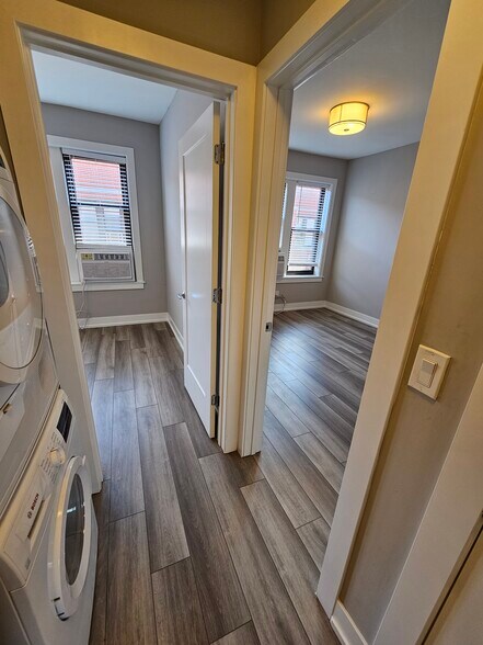 Building Photo - 3931 N Janssen Ave