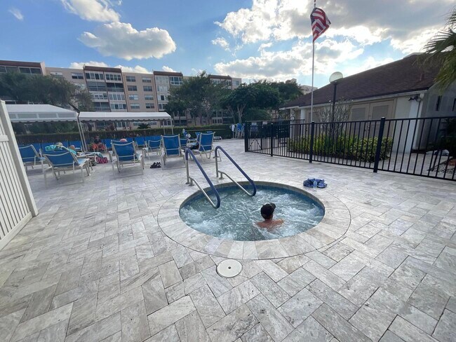 Building Photo - 14475 Strathmore Ln