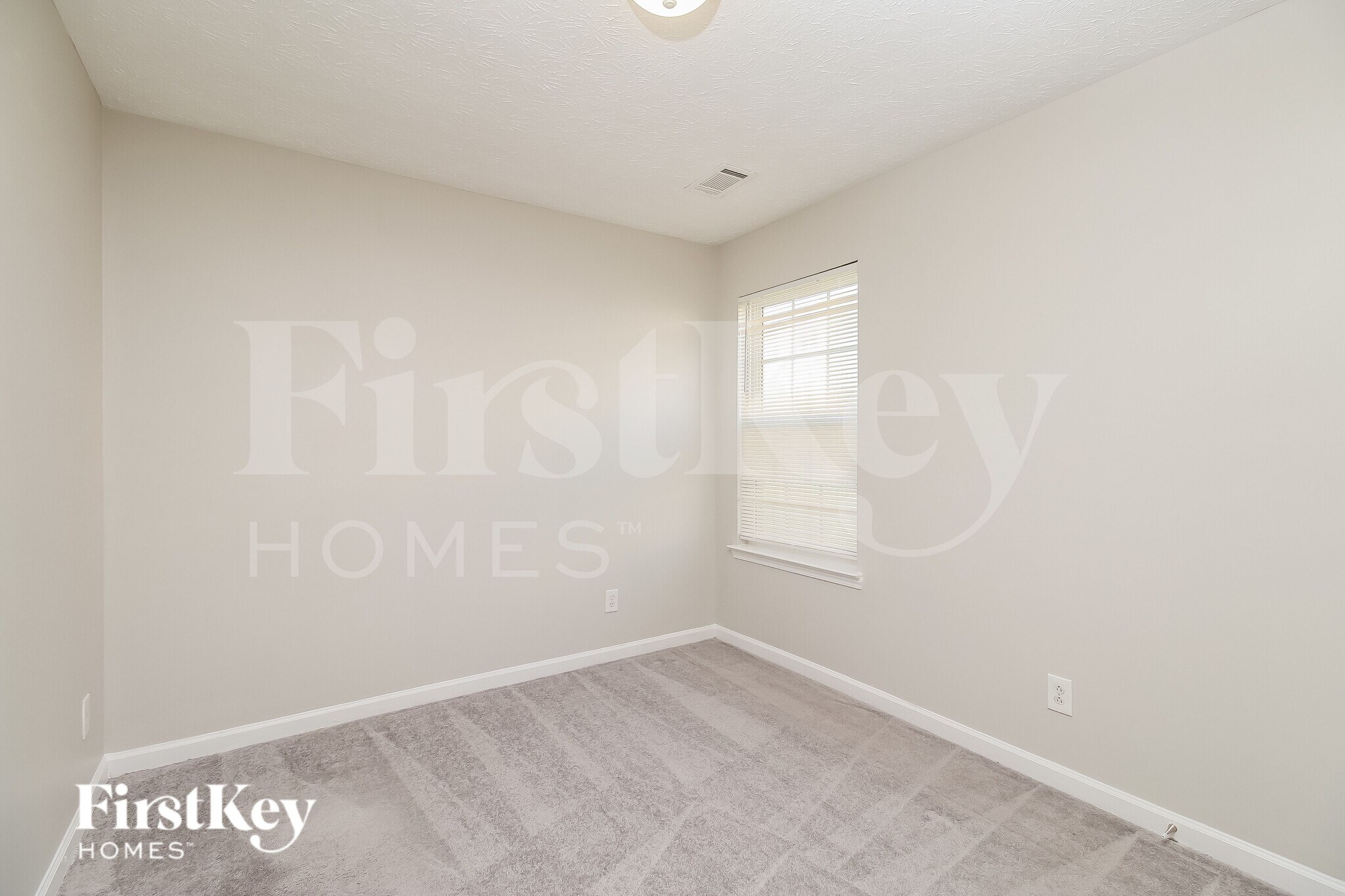 Building Photo - 3080 Lakeside Cir