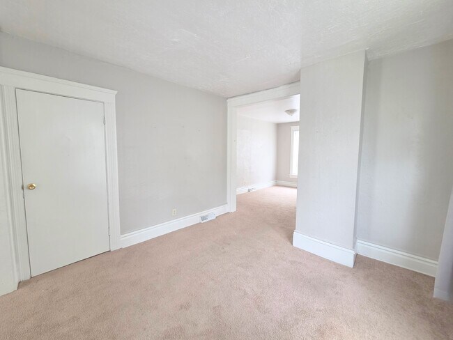 Building Photo - 215 W Masterson Ave