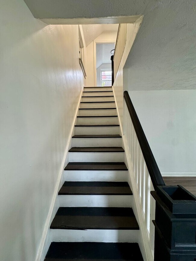 Building Photo - Adorable 2 Bed 1 Bath Home in Brookline W/dedicated office/library space!