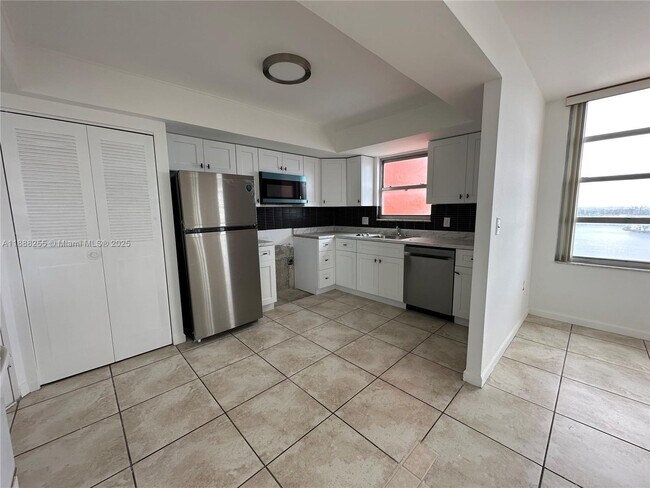 Building Photo - 1351 NE Miami Gardens Dr
