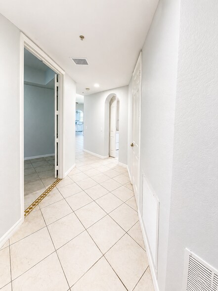 Building Photo - 1445 Mariposa Cir