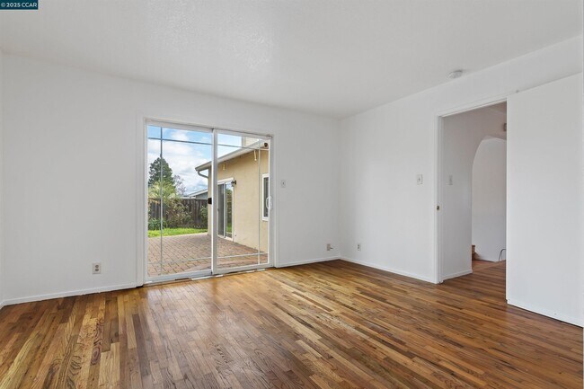 Building Photo - 2111 Shasta Dr