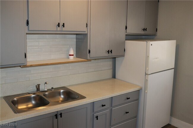 Building Photo - 1828 Lewis Ave