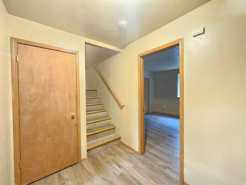 Building Photo - 407 E 8th Ave