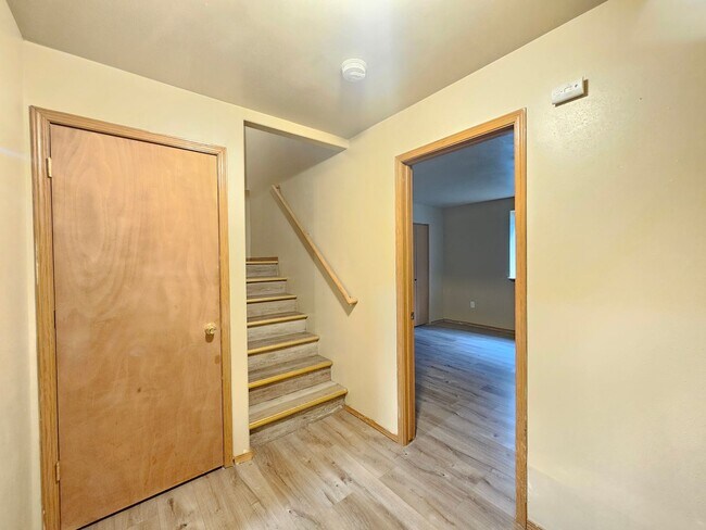 Building Photo - 407 E 8th Ave