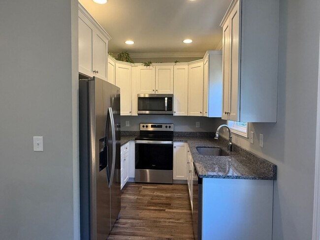 Building Photo - Spacious 3 Bedroom, 3.5bath in central Joh...