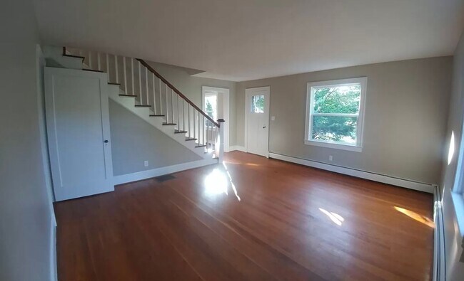 Building Photo - 3 bedroom 2 bath prime location!