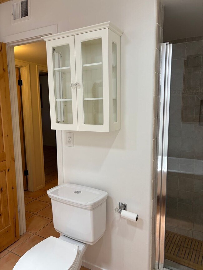 Building Photo - Unfurnished, 1-Year Long-Term Rental