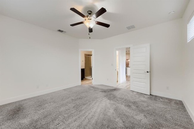 Building Photo - 401 Parkline Dr