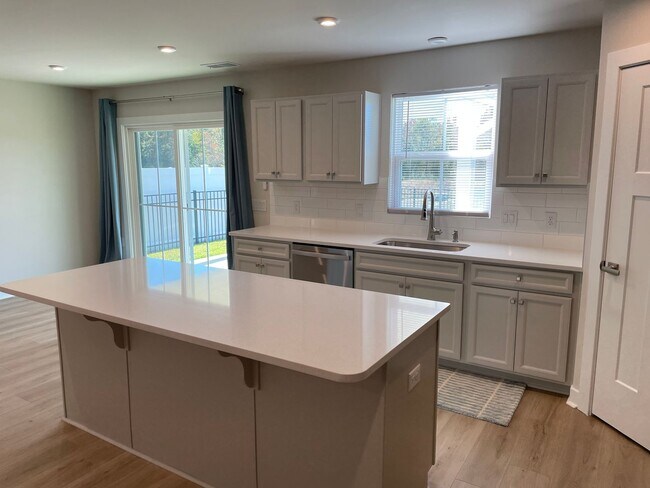 Building Photo - 3 Bedroom 2 Bath Home in Middle Creek Village in Bolivia, NC